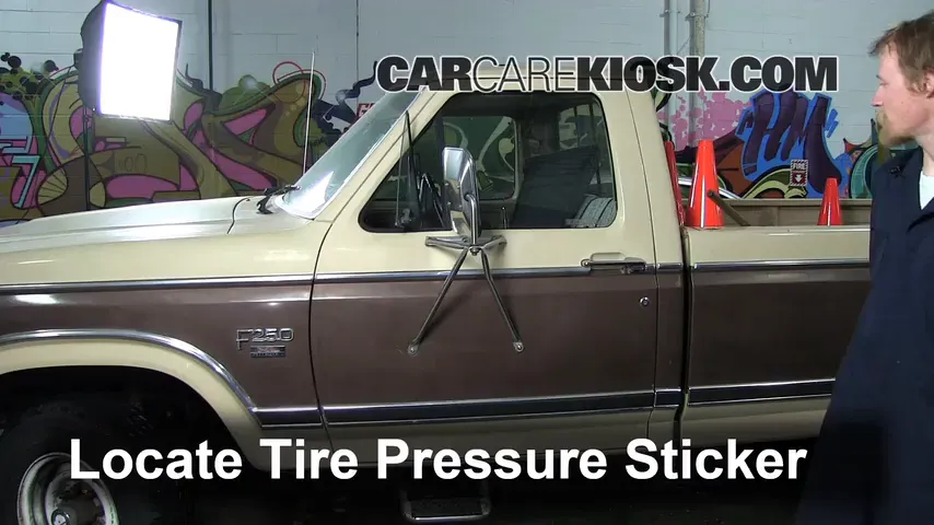 1984 Ford F-250 6.9L V8 Diesel Standard Cab Pickup Pneus et roues Vérifier la pression des pneus